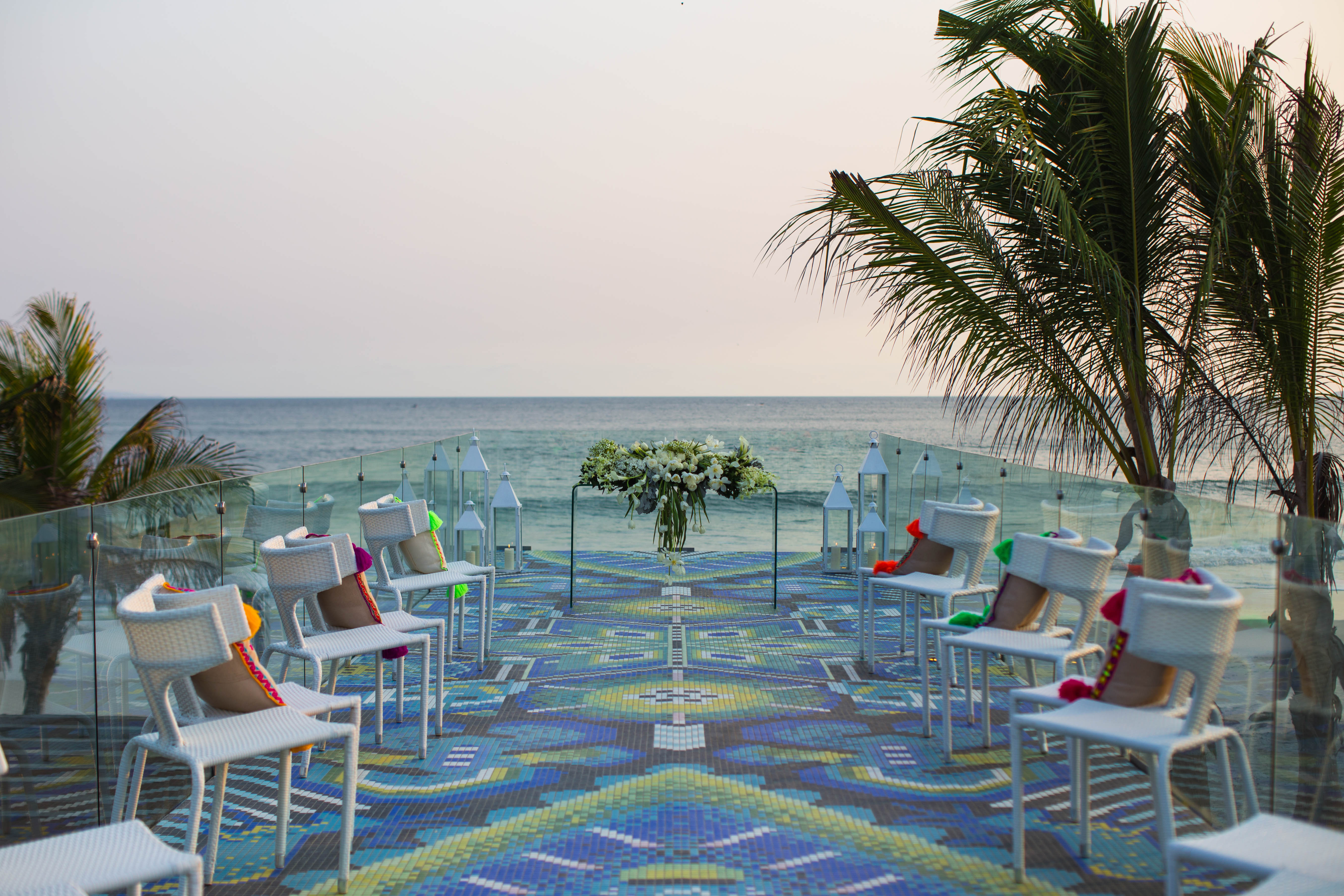 Choose a brilliant backdrop for an unparalleled wedding or commitment celebration that reflects who you are as a couple, from a private ceremony for two to a sophisticated banquet for 200.